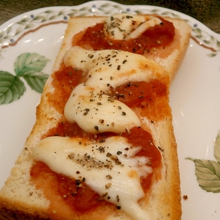 トマト缶で簡単モッツァレラチーズのトースト
